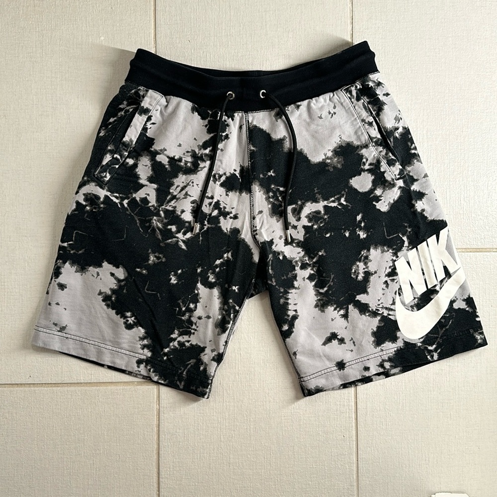 MEN'S NIKE TIE-DYED SHORTS IN WOLF GREY
